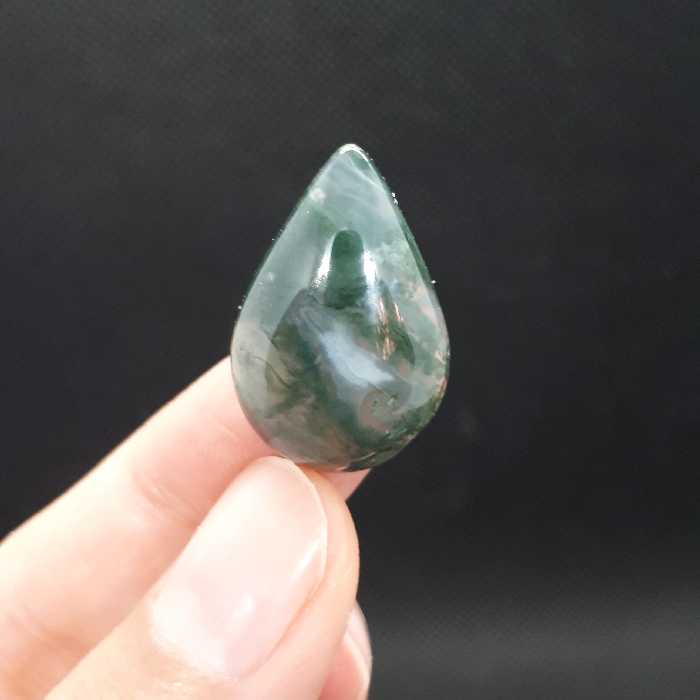 نگین سنگ عقیق خزه‌ای سبز تیره طرح اشک