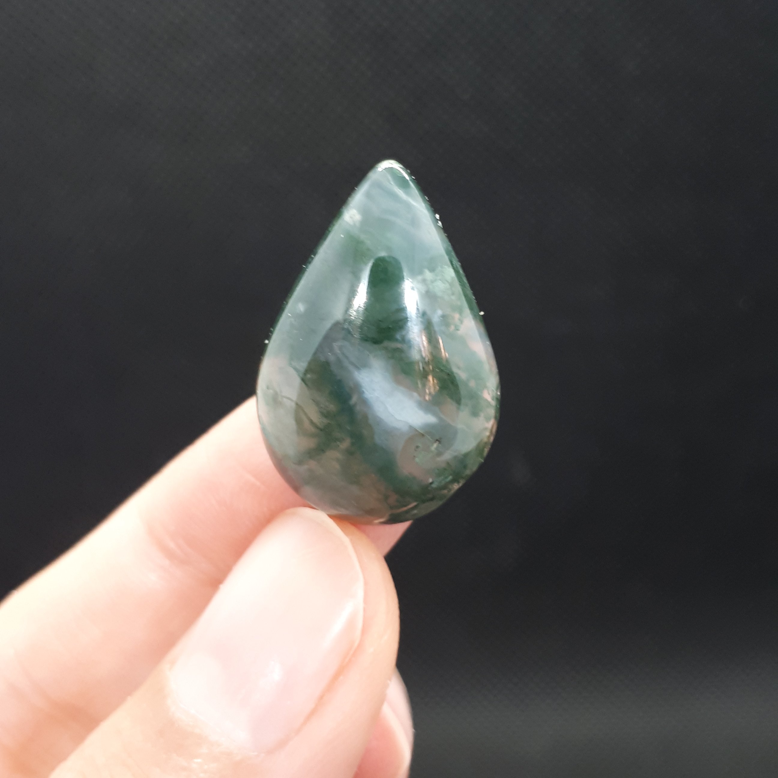 نگین سنگ عقیق خزه‌ای سبز تیره طرح اشک