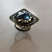 انگشتر رزینی با قاب برنز رنگ ثابت