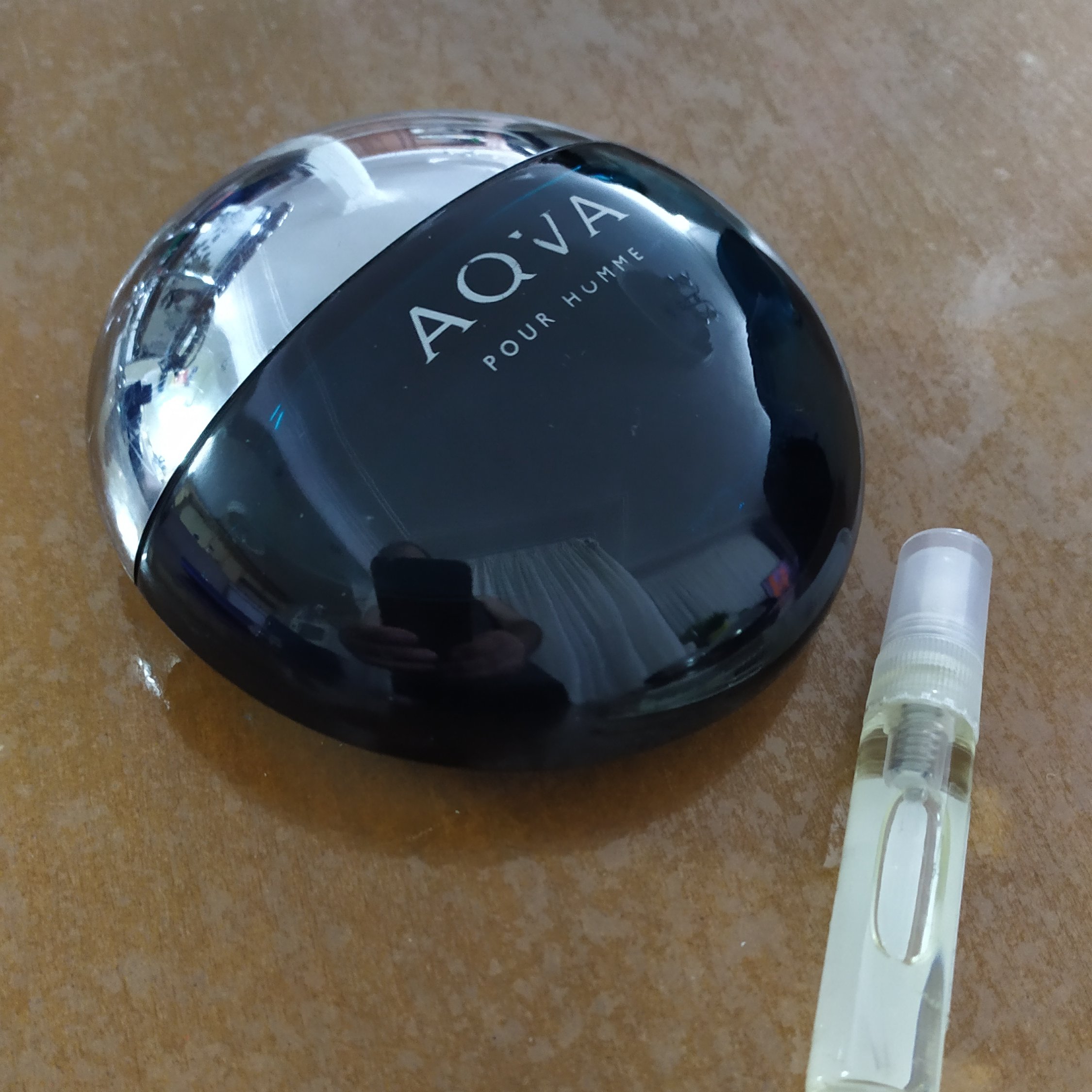 یک شیشه دکانت 10 میلی از  ادکلن اورجینال  بولگاری  آکوا پورهوم، مردانه، با رایحه بسیار لطیف،جذاب و معطرآبزی 