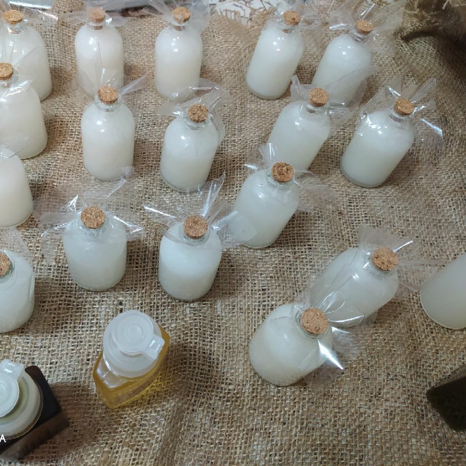 روغن نارگیل خالص در ظروف شیشهای 60 میل با درب چوب پنبه