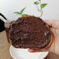 کره بادوم زمینی شکلاتی خالص (1000 گرمی درست شده از کره بادوم زمینی خالص و شکلات 85 درصد  و پودر کاکائو تلخ) 