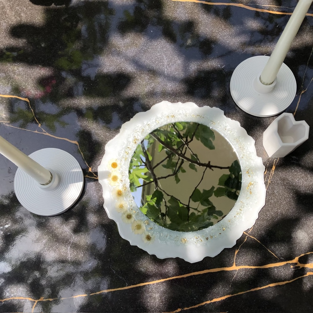 آینه دکوراتیو رزینی  طرح گل بابونه با گل طبیعی رنگ سفید دکوری (ارسال رایگان)