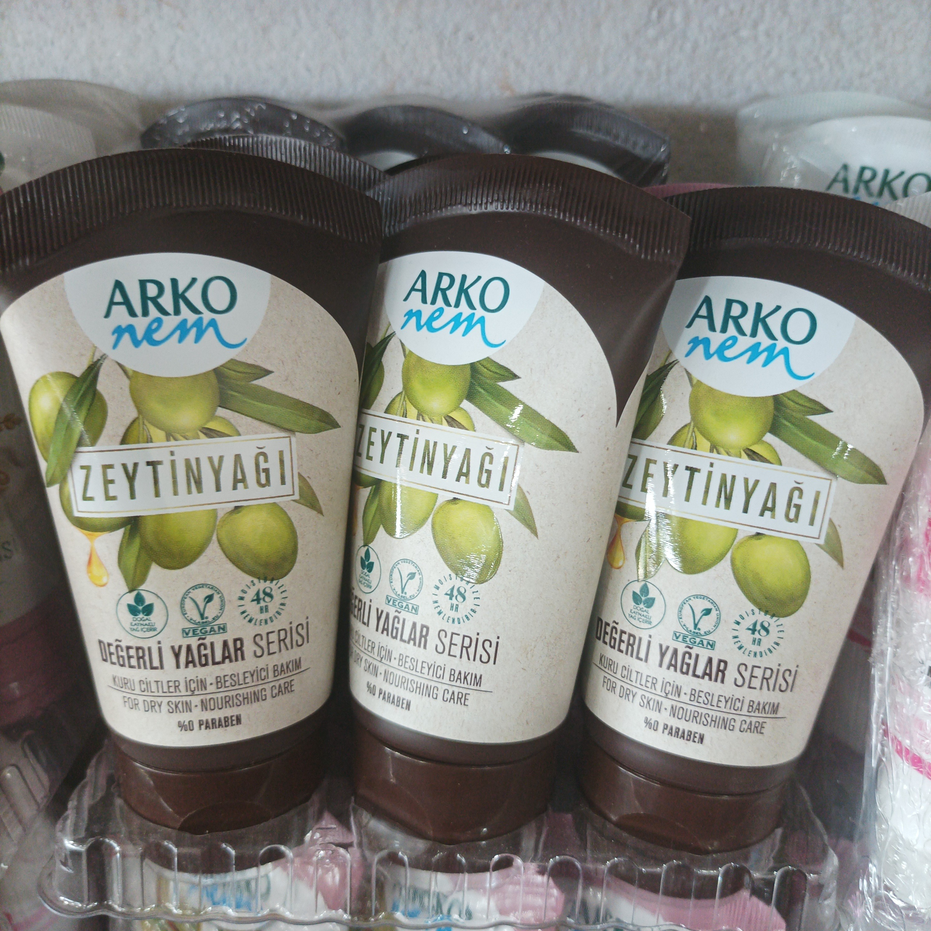 کرم مرطوب کننده دست و صورت با عصاره زیتون محصول کشور ترکیه 