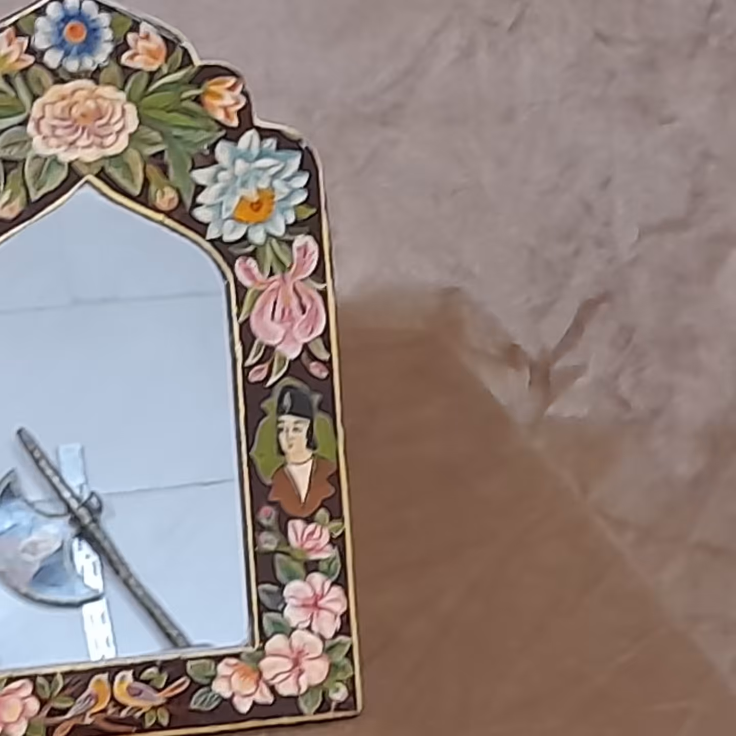 آینه پاپیه ماشه  ایستاده گل ومرغ با رنگهای معدنی وگیاهی باطول 15 سانتی متر وارتفاع 25 سانتی متر  