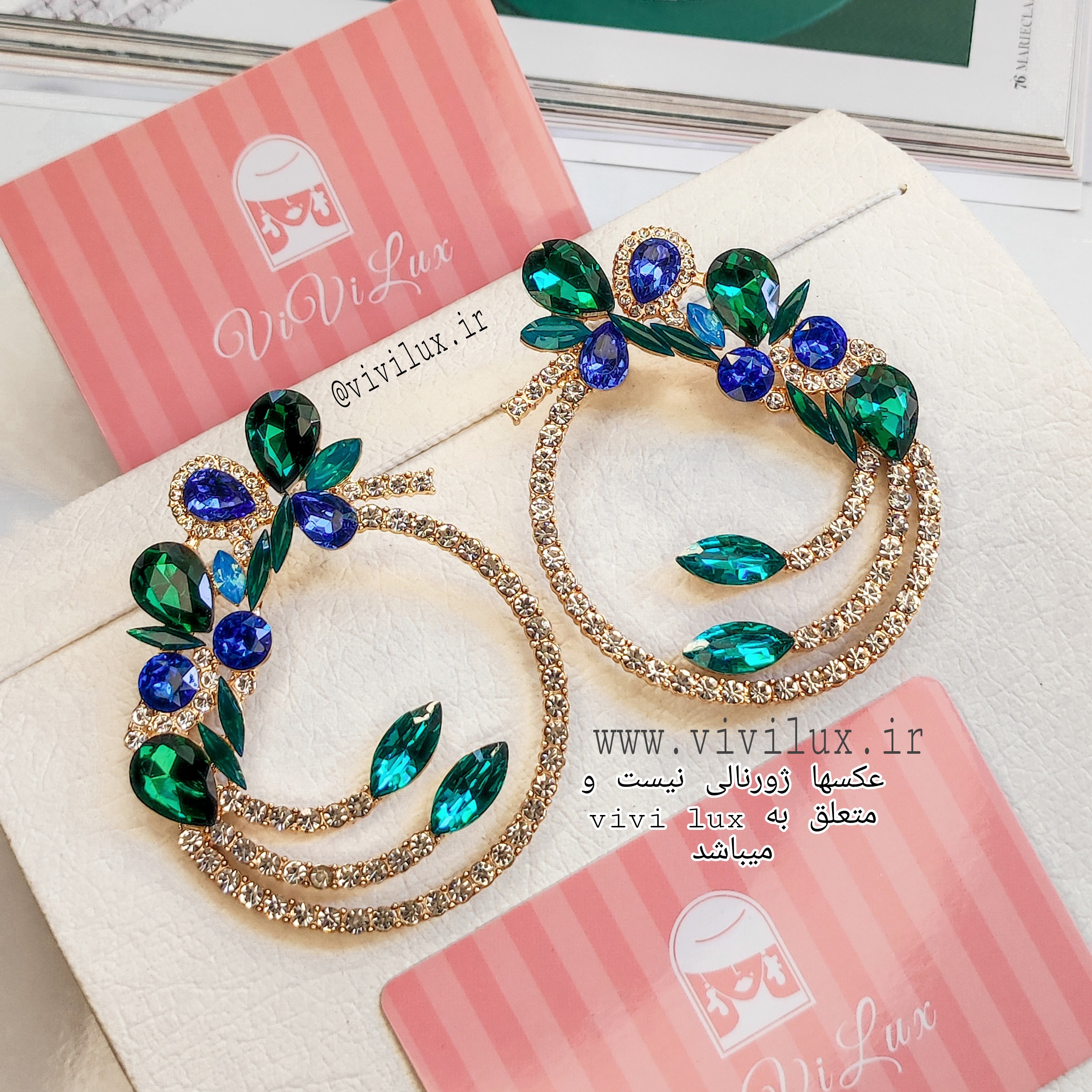 گوشواره مجلسی وارادتی زارا  ZARA با نگین های هفت رنگ پرکار کیفیت عالی سبز زمردین