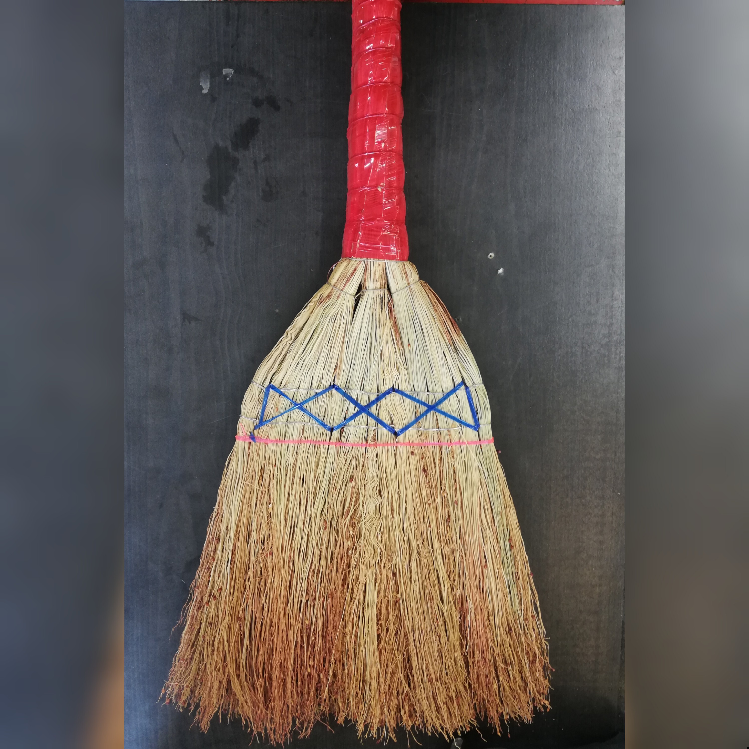 جارو چوبی مدل سنتی رنگ طلایی