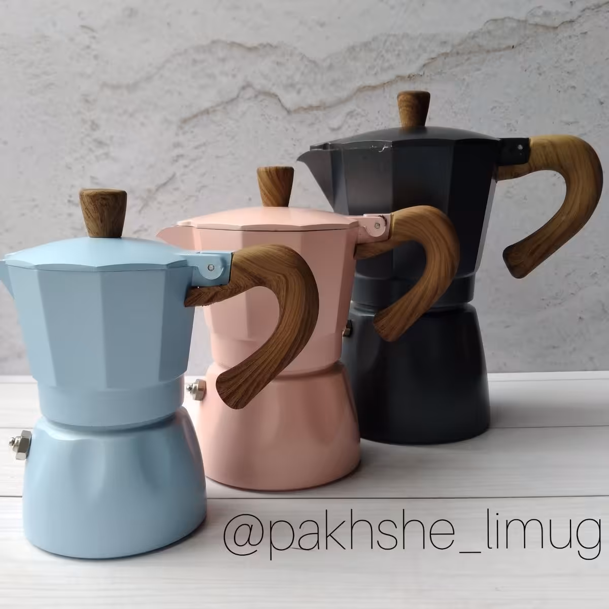 موکاپات قهوه جوش سه کاپ بدنه آلومینیومی دسته نسوز و چوبی مانند 