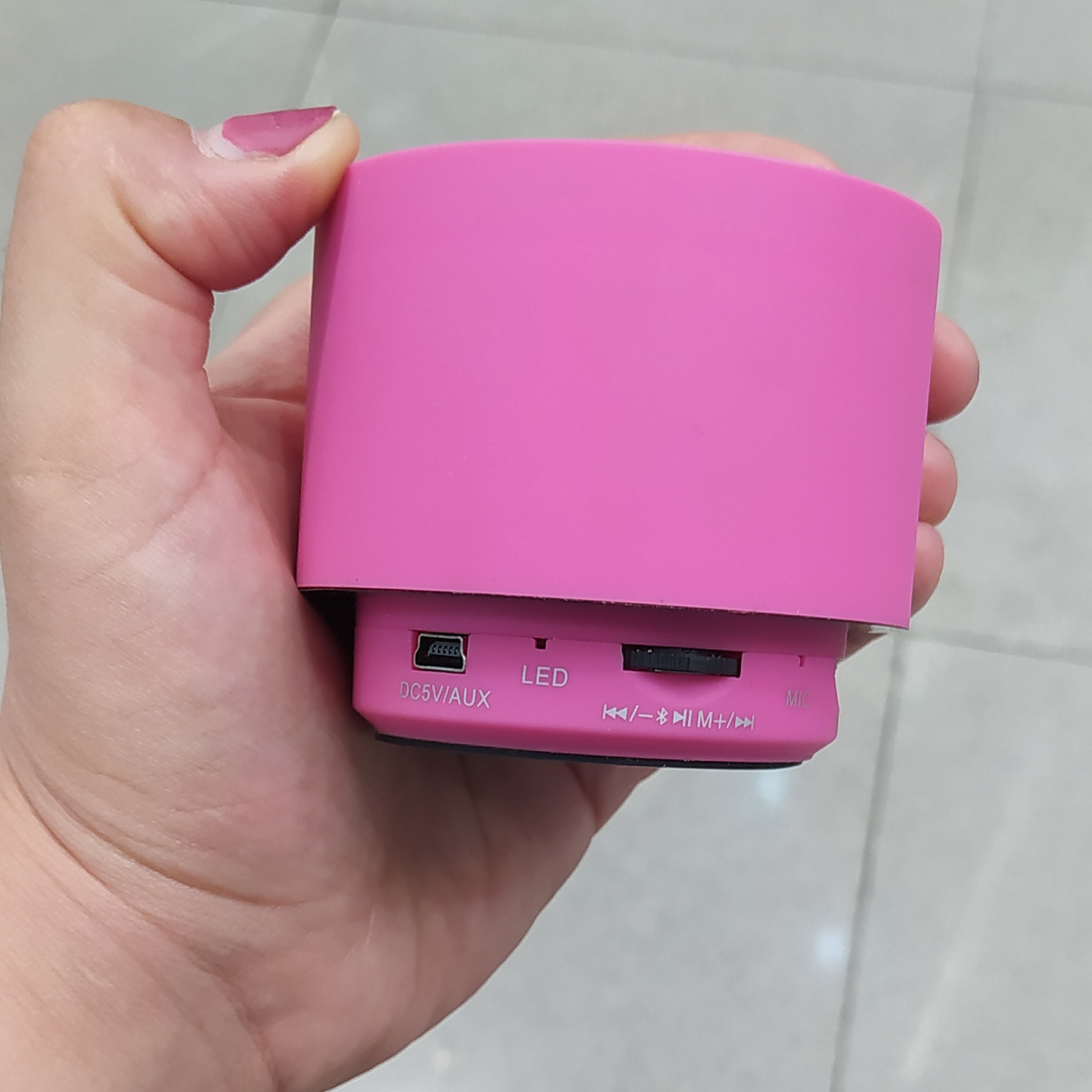 اسپیکر بلوتوثی قابل حمل دارای ورودی USB TF CARDدارای دکمه تنظیم صدا تک رنگ