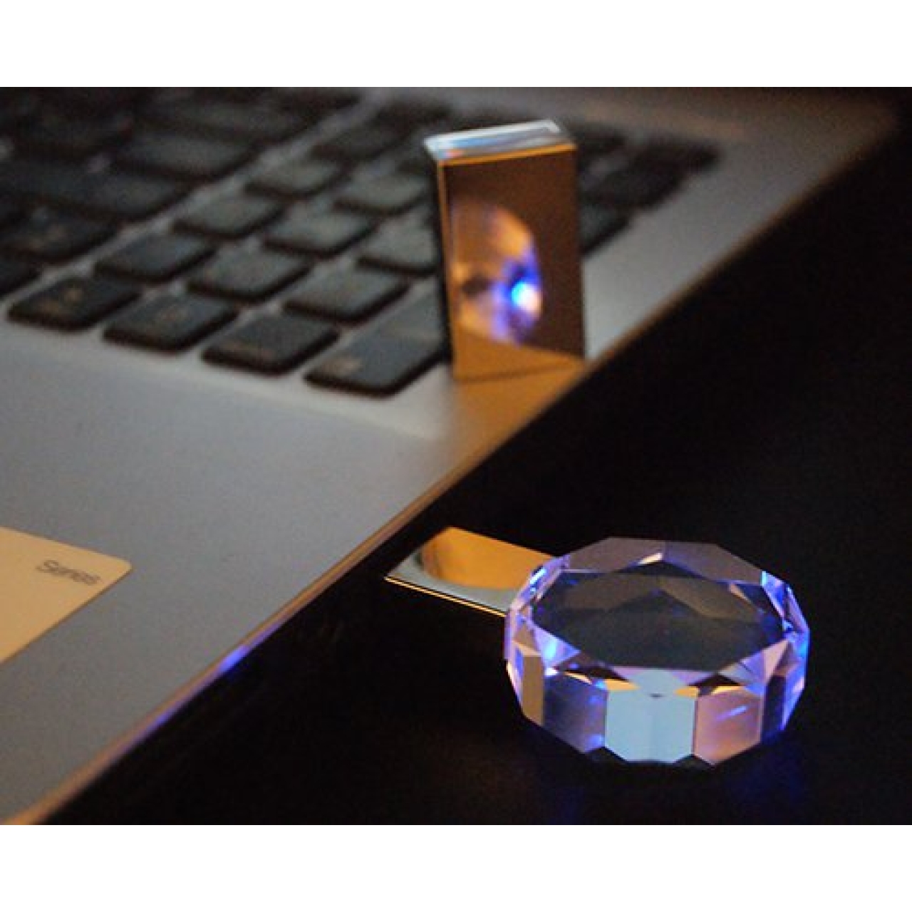 فلش مموری کریستالی ظرفیت 8 گیگابایت مدل هشت ضلعی