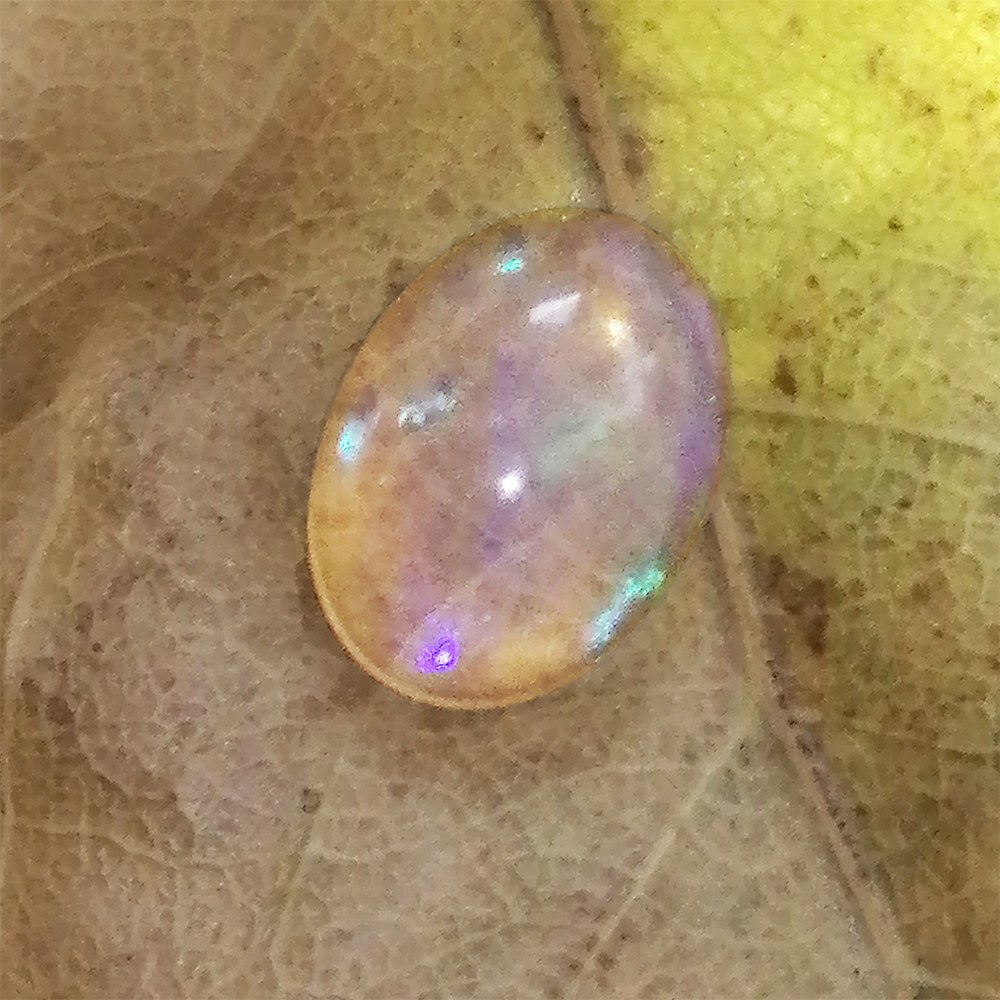 سنگ طبیعی اوپال سفید اتیوپی تراش دامله با اوپالاسیون قرمز نارنجی سبز 1082