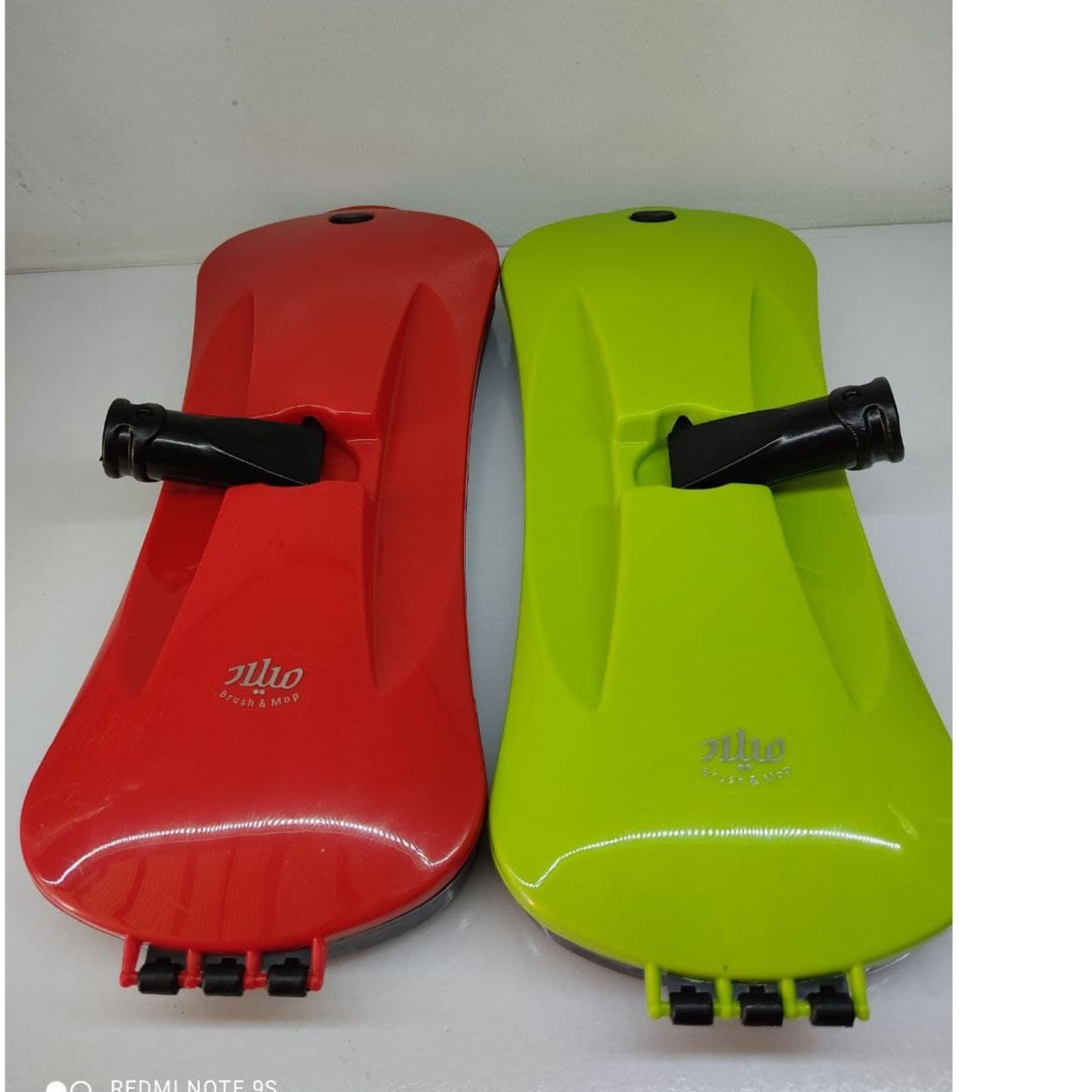 جارو6برس میلادجارو دستی 6برس قابلیت نصب دسته بلندکه به صورت ایستاده استفاده میشه