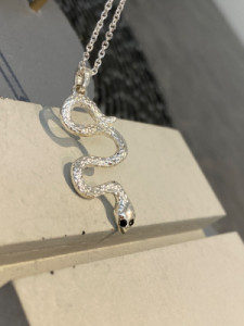 گردبند و رو لباسی طرح مار