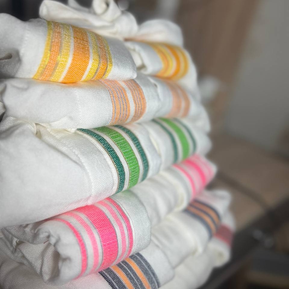 حوله تنپوش دستبافت کل کار دستبافت هست حتی پارچه اش و تهیه شده از نخ ویسکوز پارچه کار شسته شده و بعد دوخته میشه