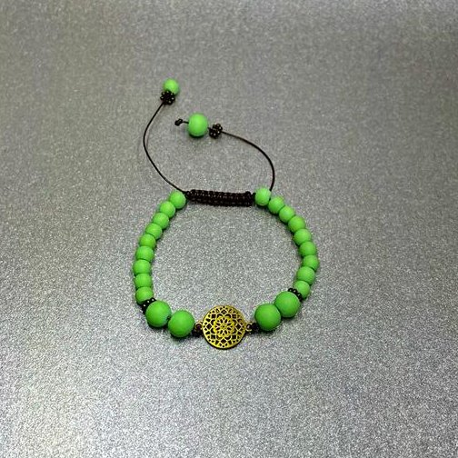 دستبند برنزی با مهره های رنگ سبز فسفری و خرج کار برنزی طرح شمسه