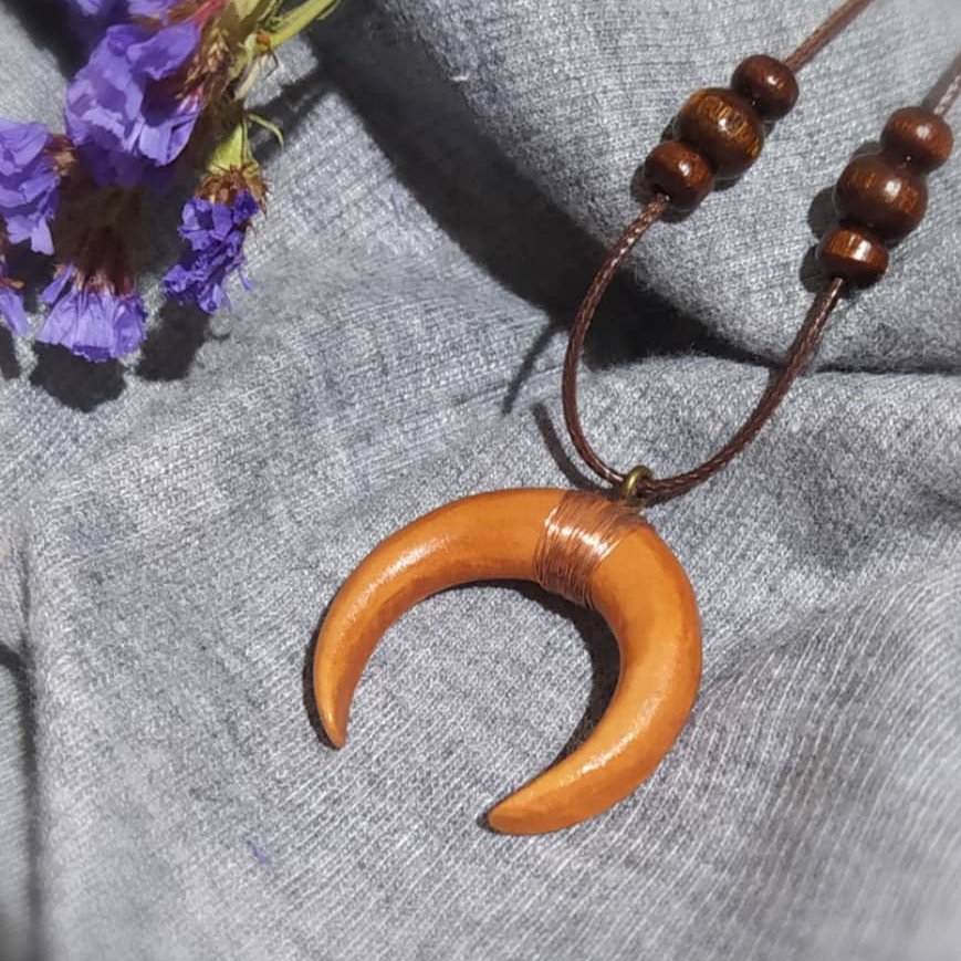 گردنبند چوبی هلال