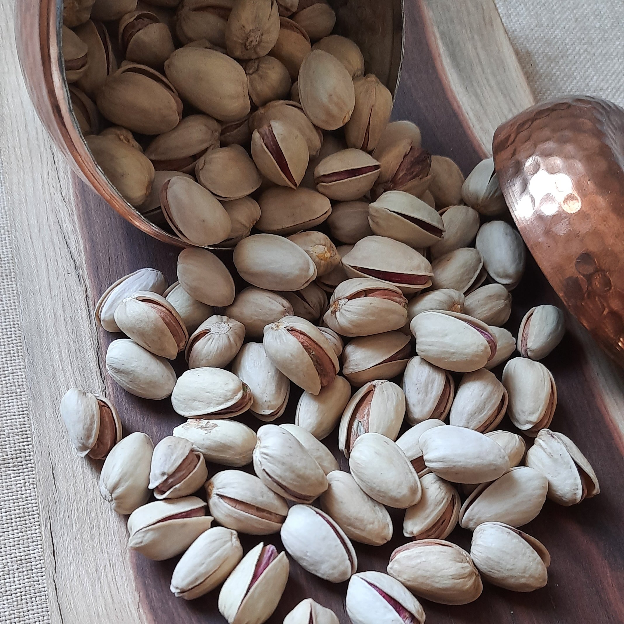 پسته ممتاز خندان دستچین شده خام 500 گرمی در بسته بندی استریل و زیبا