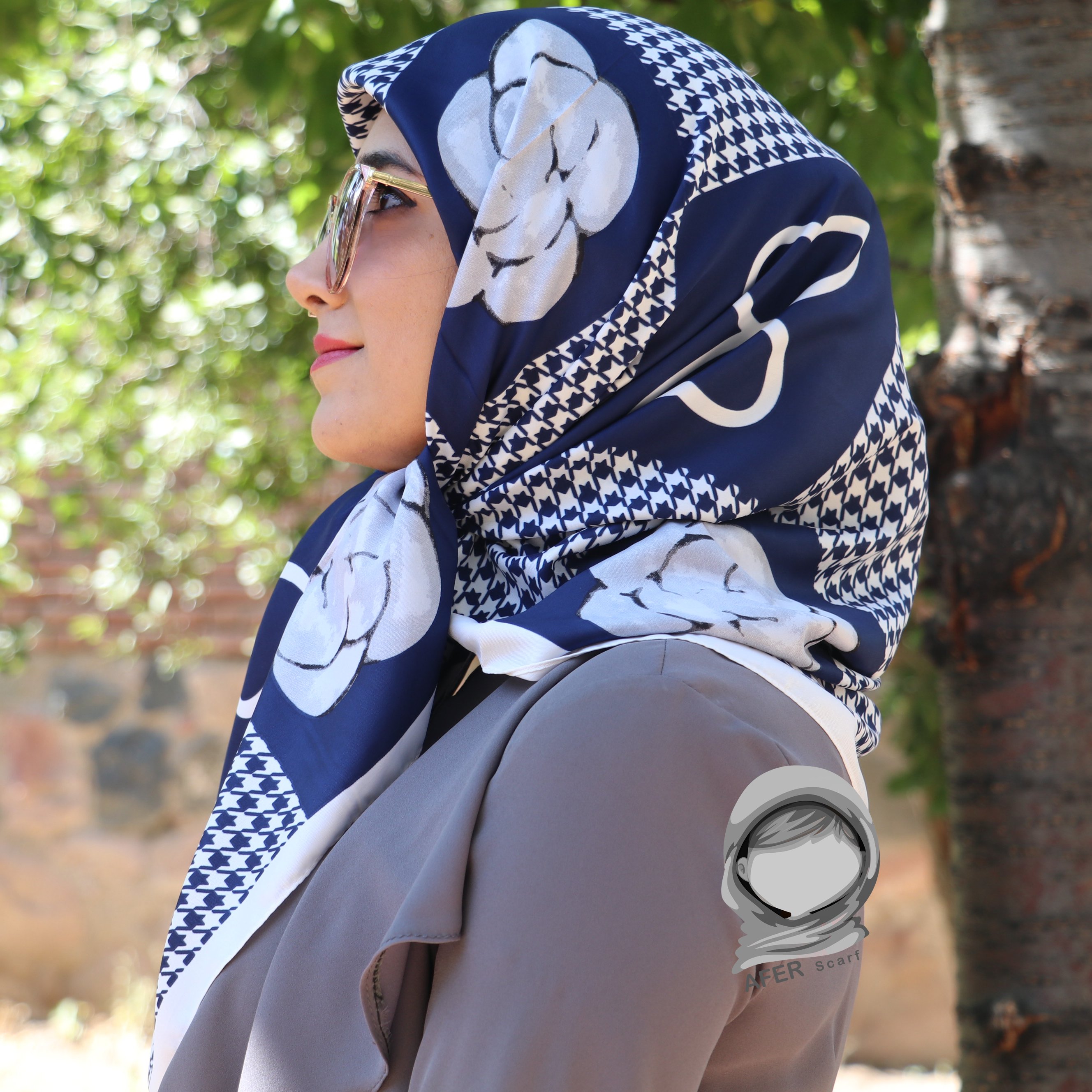 روسری ابریشم توئیل قواره 90 طوسی سرمه ای