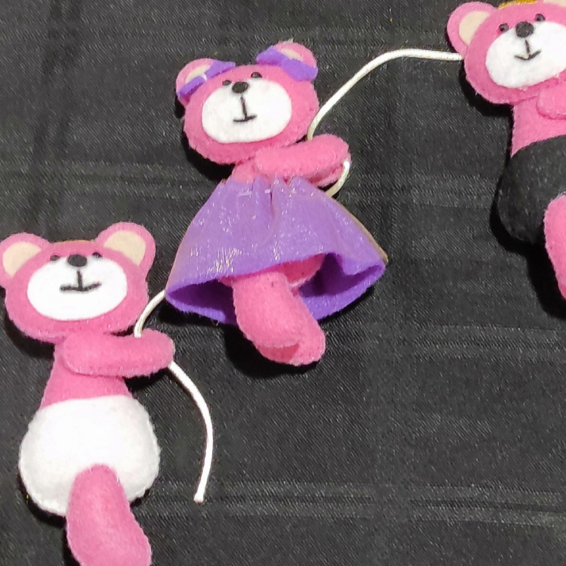 ریسه تزئینی تلویزیون.جنس نمد.رنگبندی دارد.سایزعروسکهاده سانتی متر.