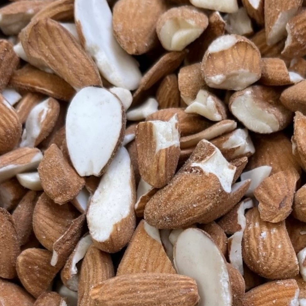 مغز بادام لپه(شکسته) مامایی تازه 3000گرمی امسالی (پاک شده با بسته بندی تمیز)