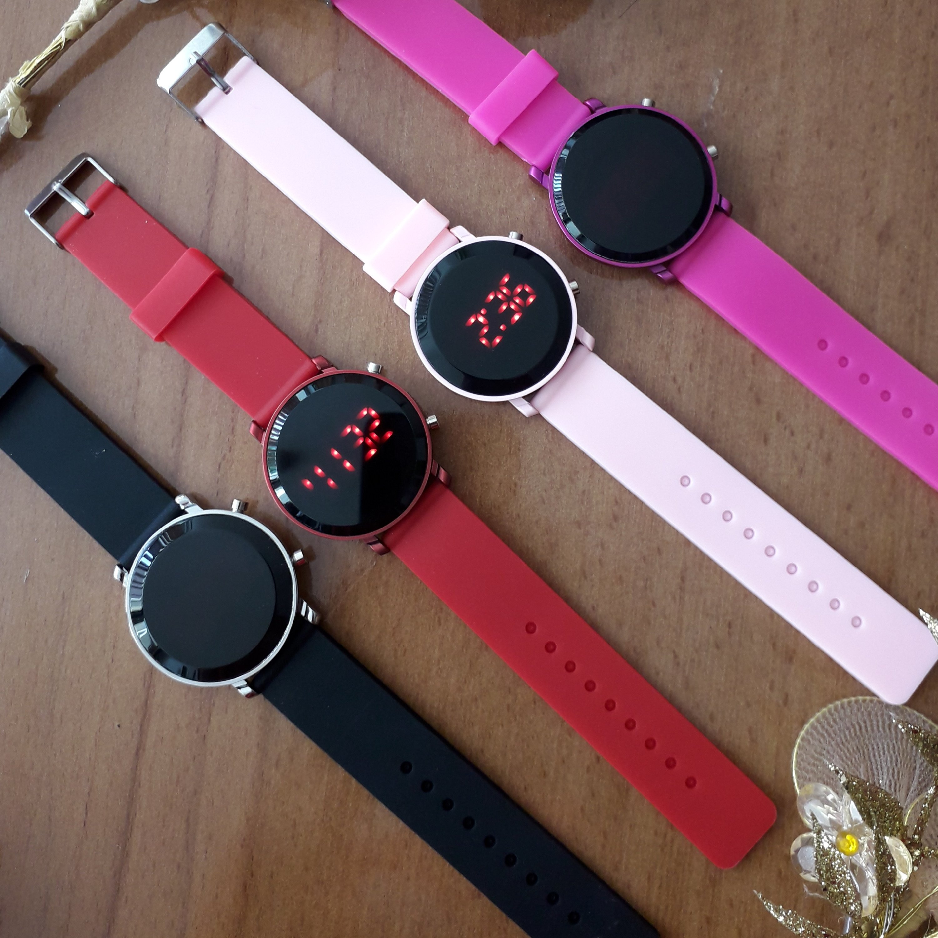 ساعت ال ای دی صفحه گرد بند پیو