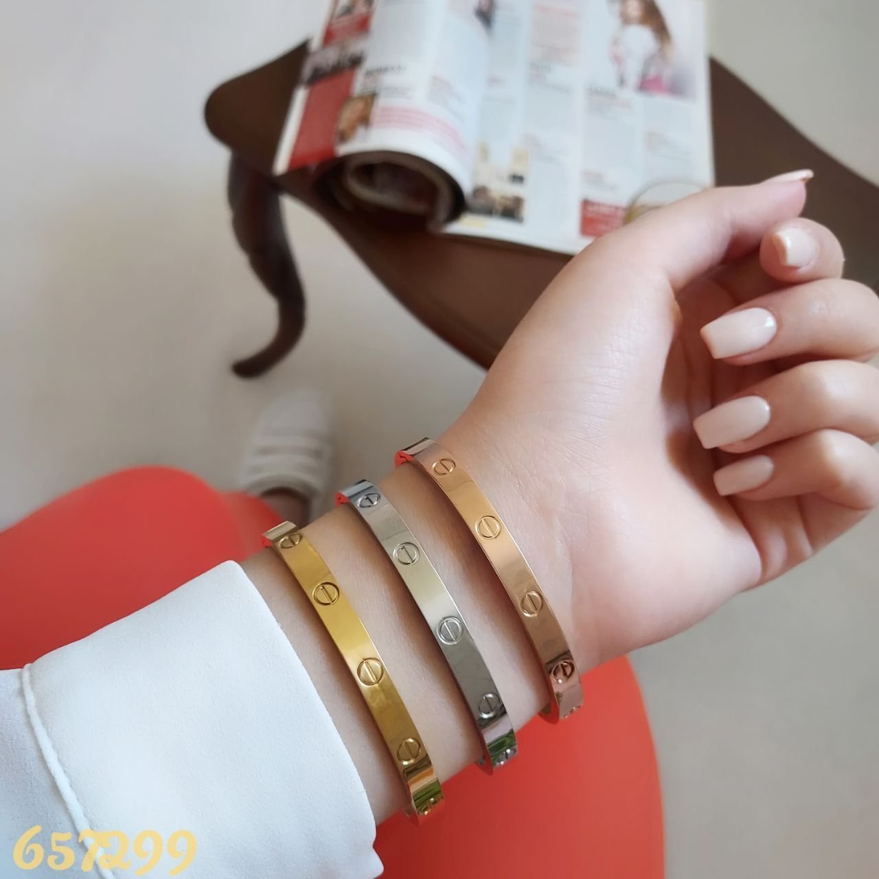 دستبند کارتیر قفلی طرح طلا.اصل کارتیر  (هک شده داخل دستبند).اصل استیل.رنگ ثابت.مناسب سایز 2*3 .212.
