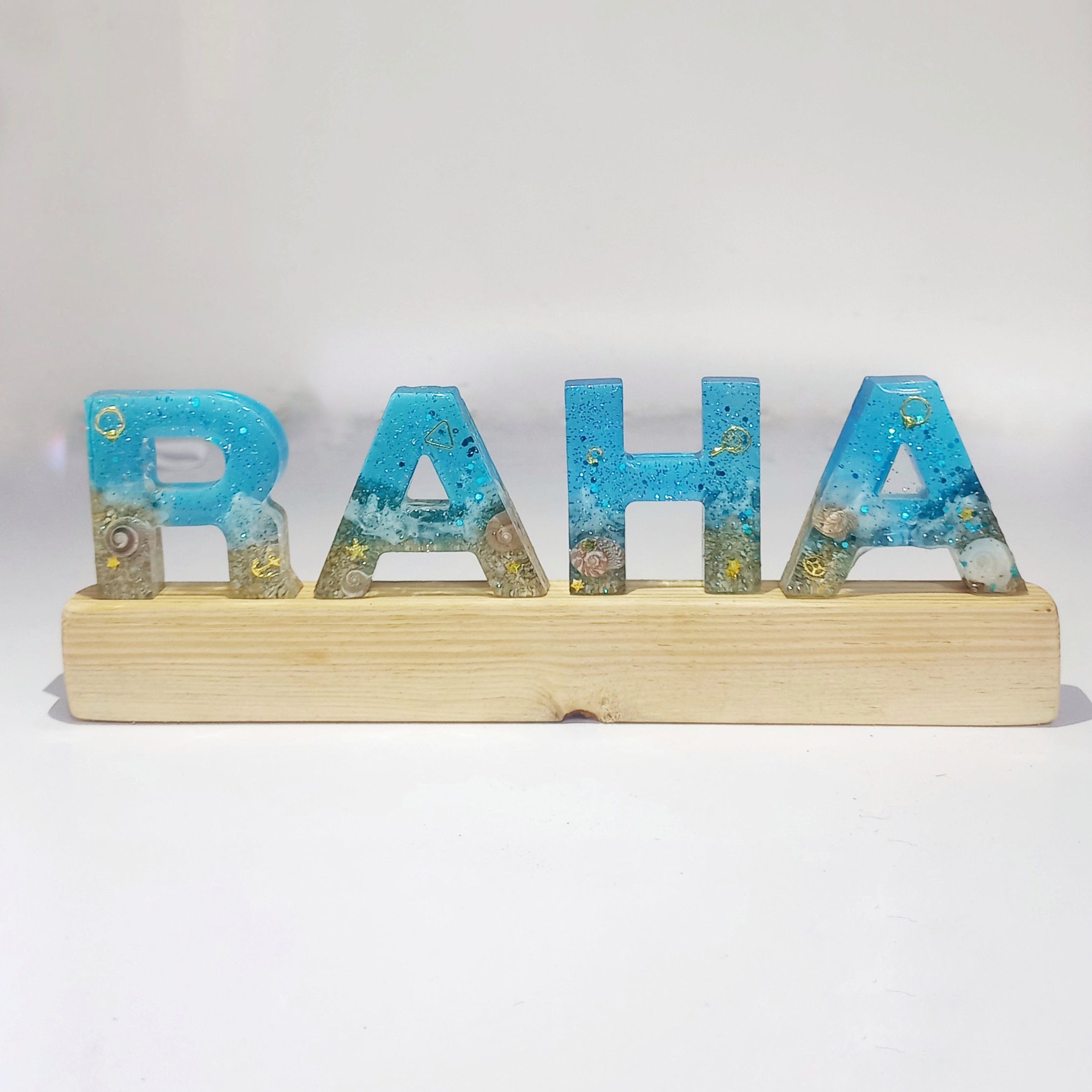 استند اسم رزینی رها با حروف انگلیسی ( RAHA )