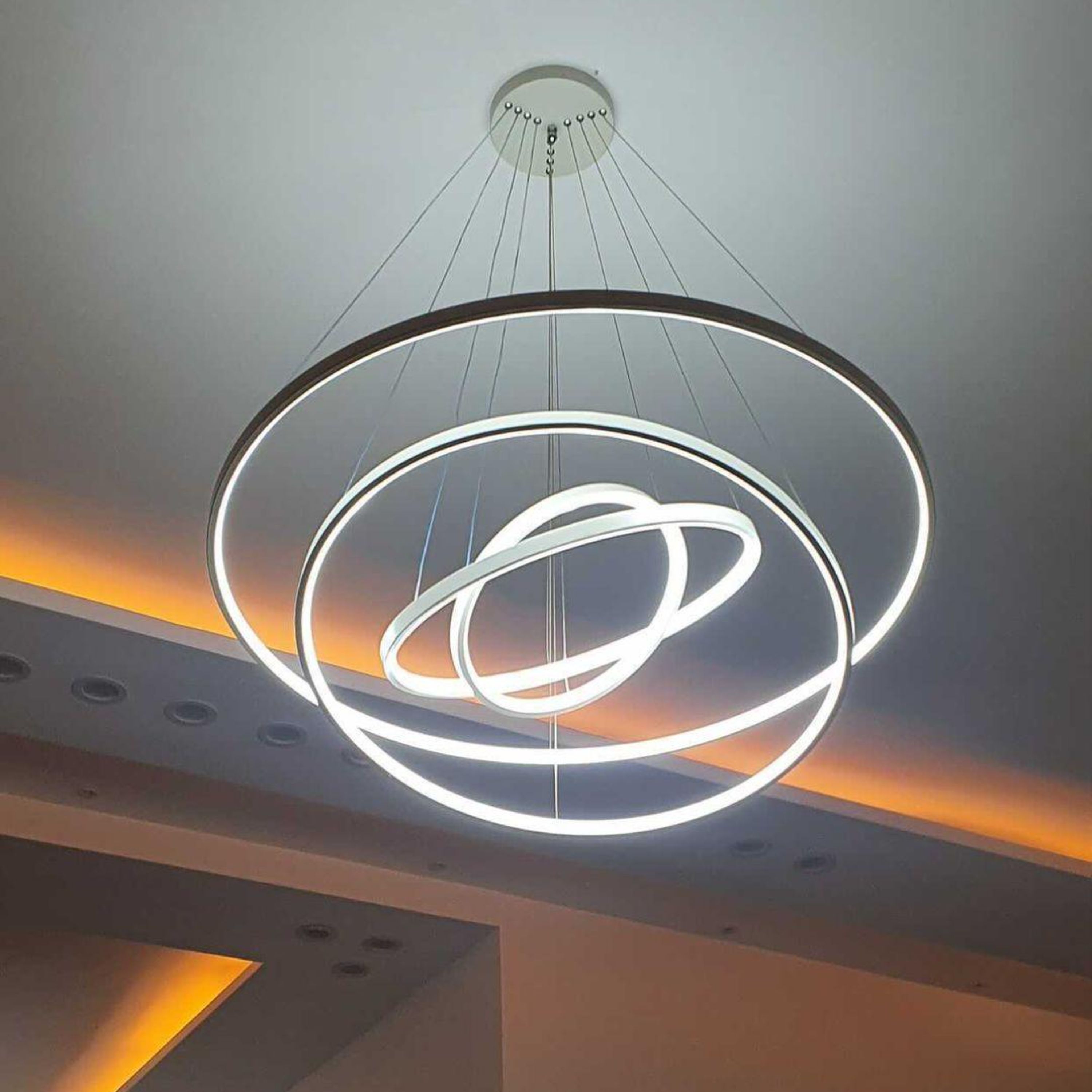 لوستر مدرن طرح چهار دایره رنگ بدنه سفید نور مهتابی