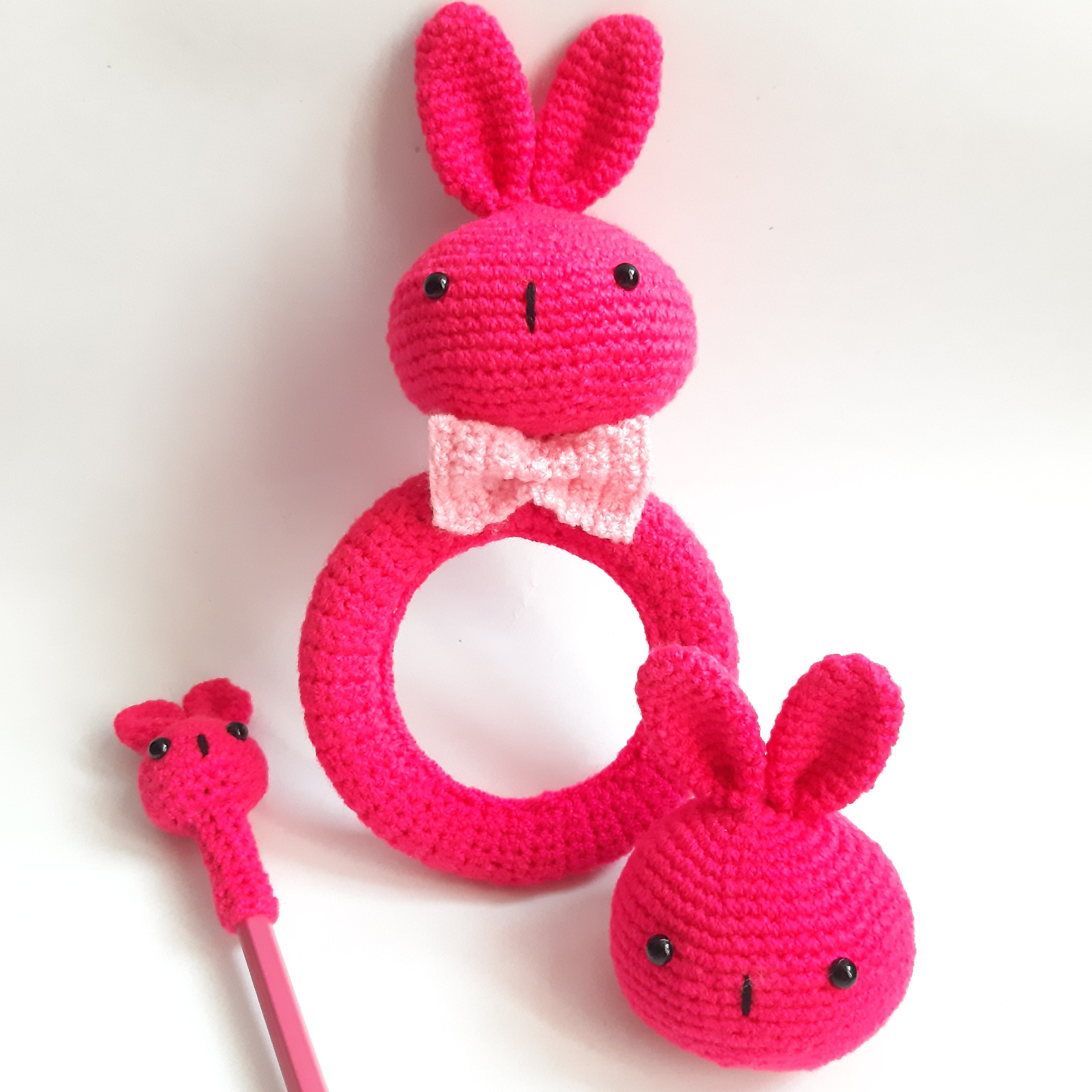 ست سه تیکه جغجغه و سر مدادی و جا کلیدی عروسکی بافتنی خرگوش