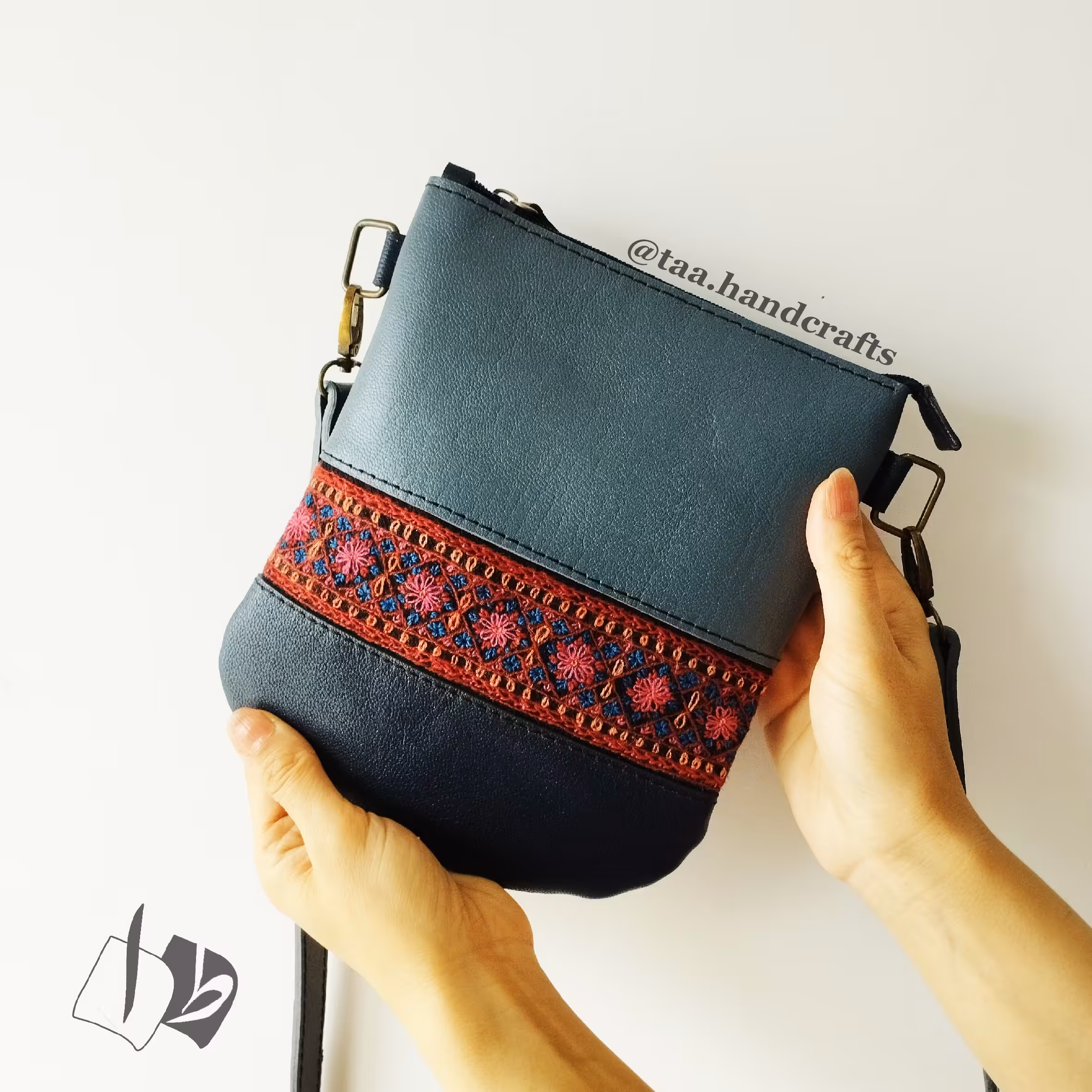 کیف دوشی زنانه چرم طبیعی با سوزندوزی پته به رنگ خاکستری و سورمه ای از صنایع دستی طا
