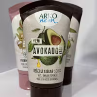 کرم مرطوب کننده تیوپی آرکو حاوی عصاره روغن آووکادو Arco moisturizing cream contains avocado oil extract


