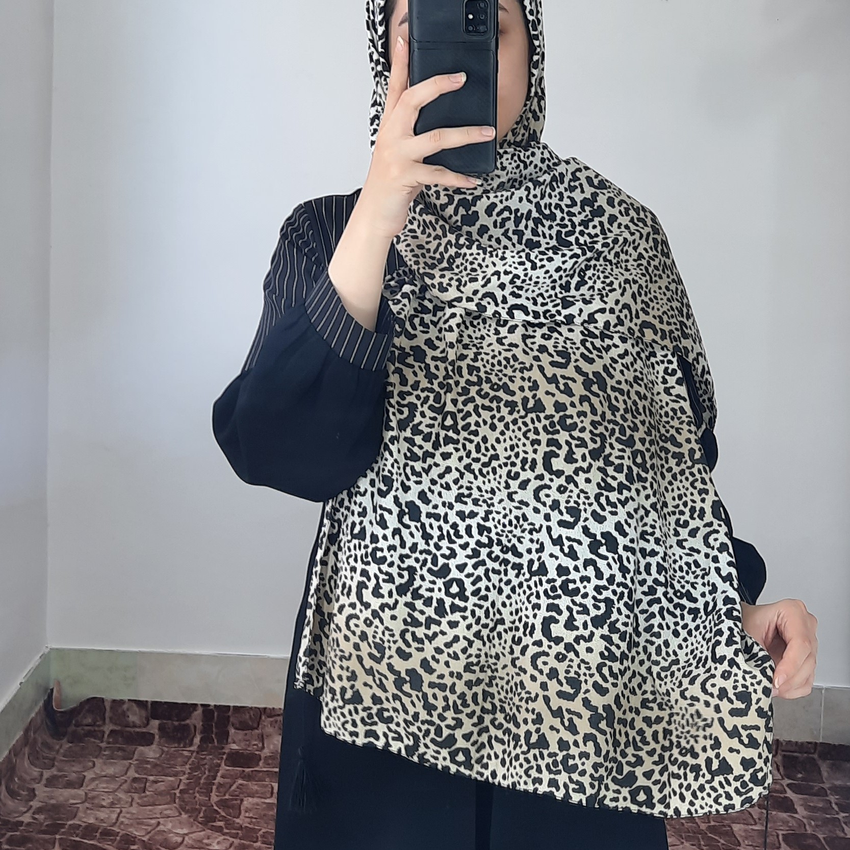 شال نخی کرم سفید مشکی منگوله دار