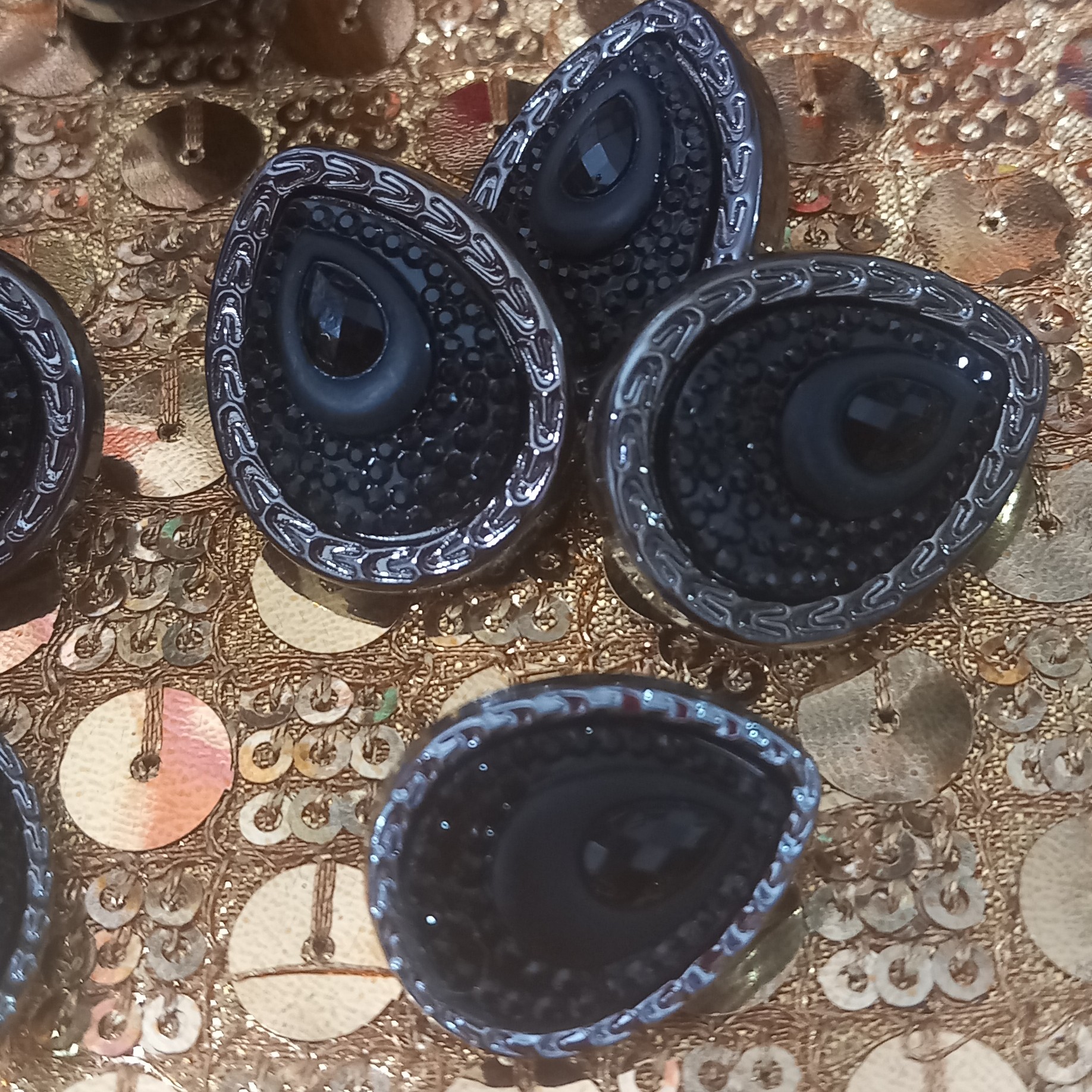 دکمه مانتو و کتی طرح اشک در2سایز،نگین دار