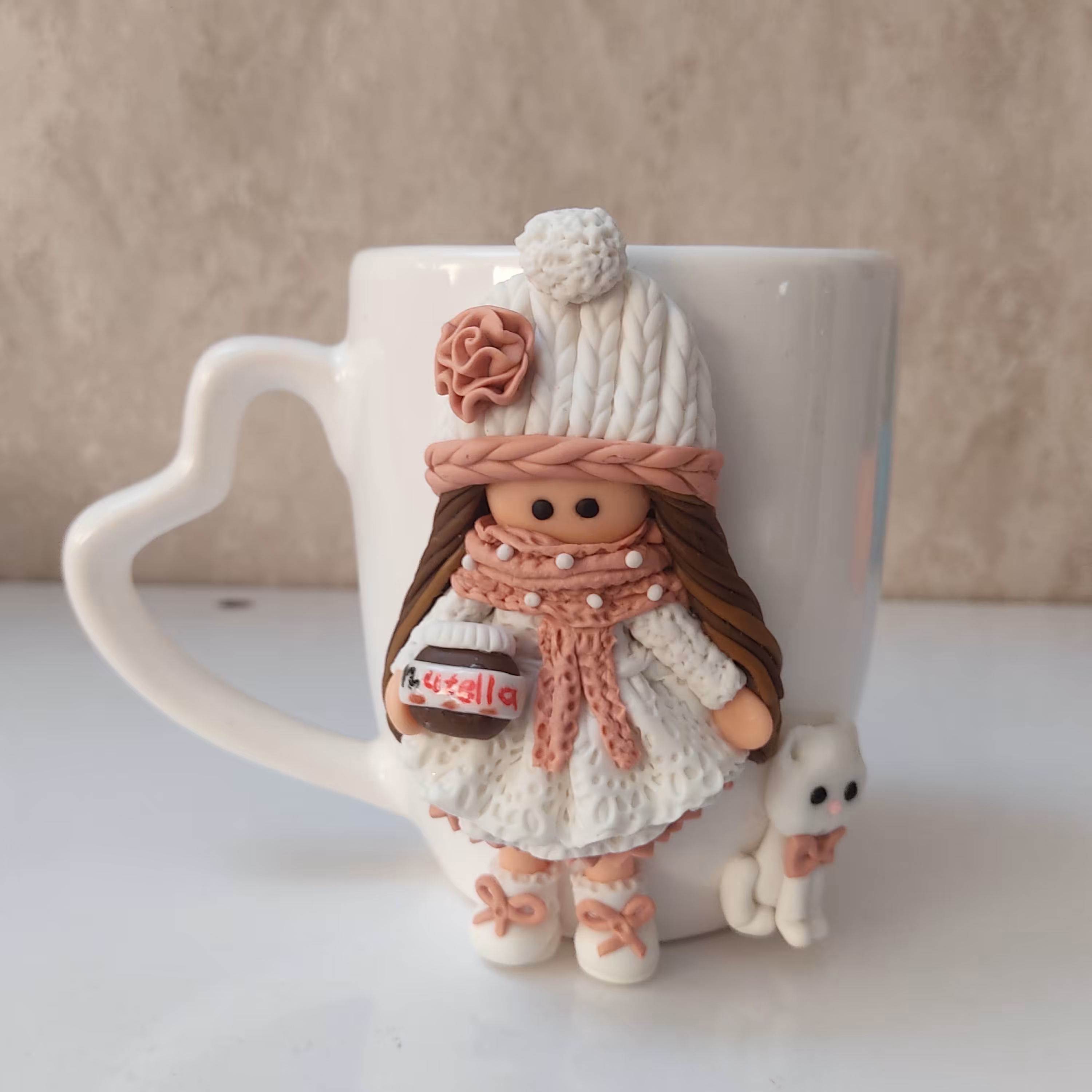 ماگ دختر کلاه بافت با لباس توری و ملزومات