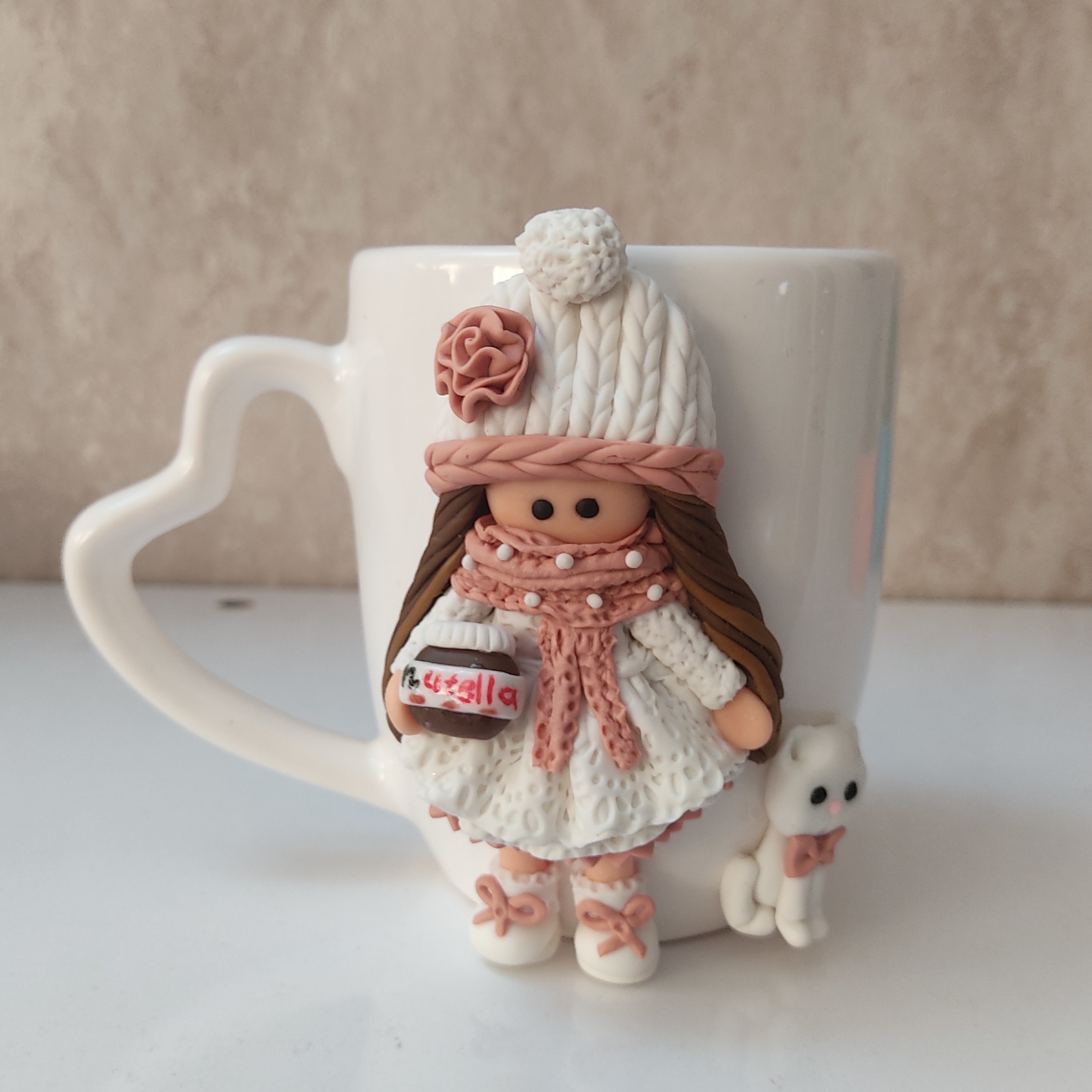 ماگ دختر کلاه بافت با لباس توری و ملزومات