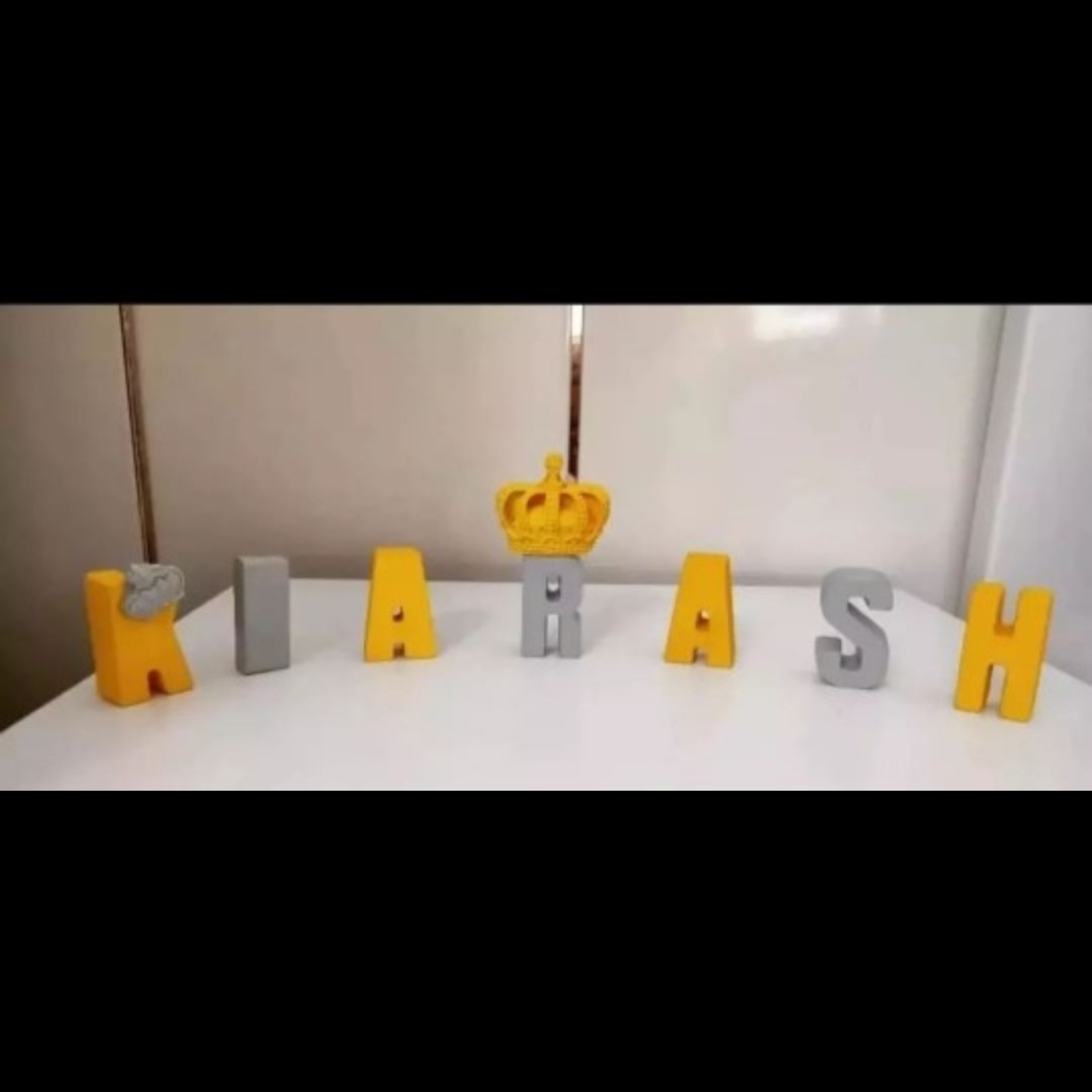 استند اسم  کیارش طرح ساده رنگ طوسی و زرد