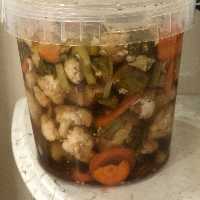 ترشی مخلوط با سرکه کاراملی و ادویه مخصوص فرانه با بسته بندی یک و نیم کیلویی 