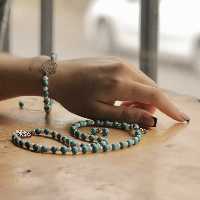 نیم ست فیروزه هندی.شامل گردنبن،دستبند، وگوشواره.تمامی قطعات نقره به جز پشت گوشواره ها با پوشش آب طلا سفید میباشد.