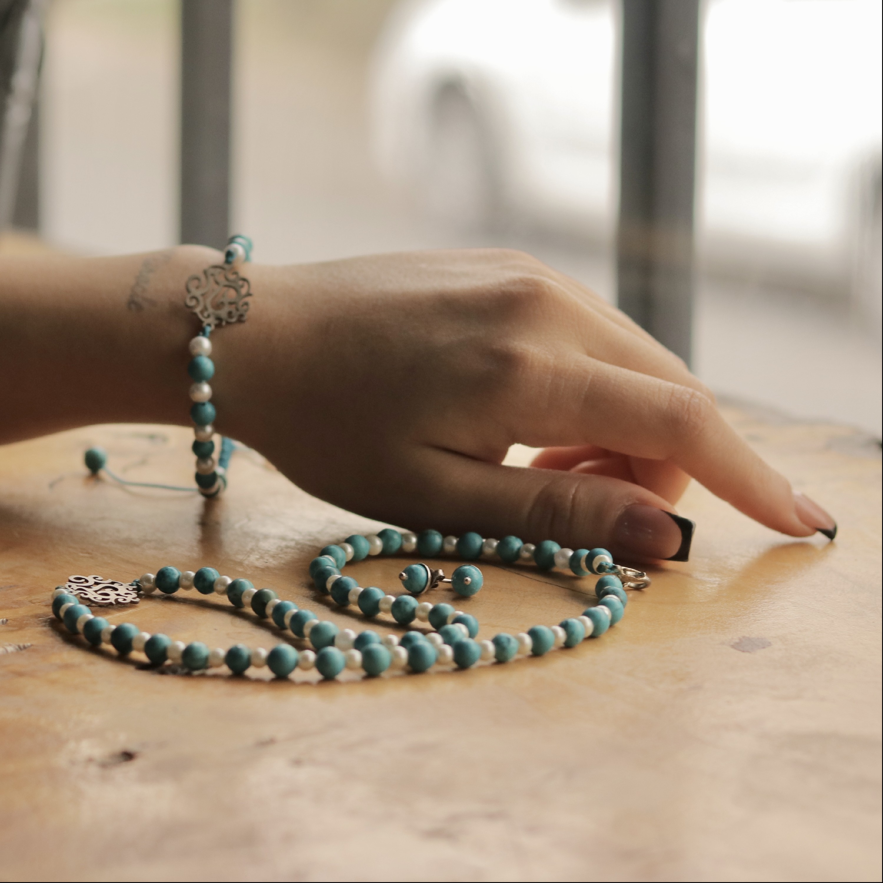 نیم ست فیروزه هندی.شامل گردنبن،دستبند، وگوشواره.تمامی قطعات نقره به جز پشت گوشواره ها با پوشش آب طلا سفید میباشد.