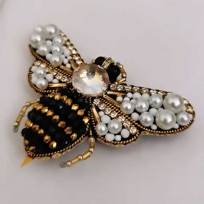 سنجاق سینه جواهردوزی شده زنبور سفید طلایی