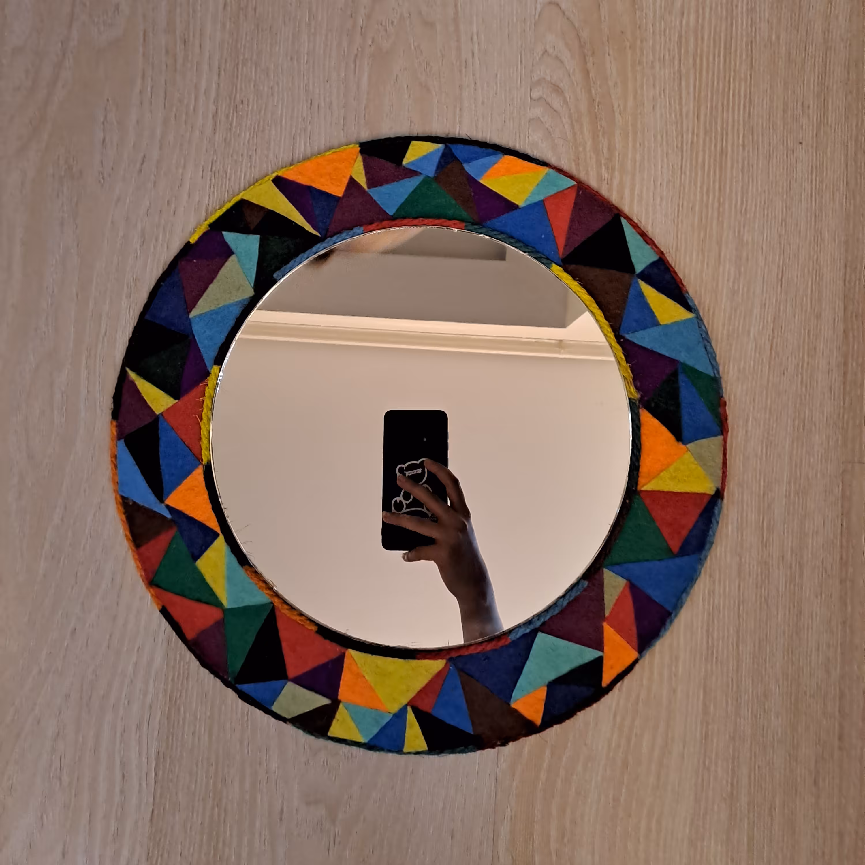 آینه نمدی به قطر 36cm به صورت چهل تکه با رنگبندی بسیار متنوع