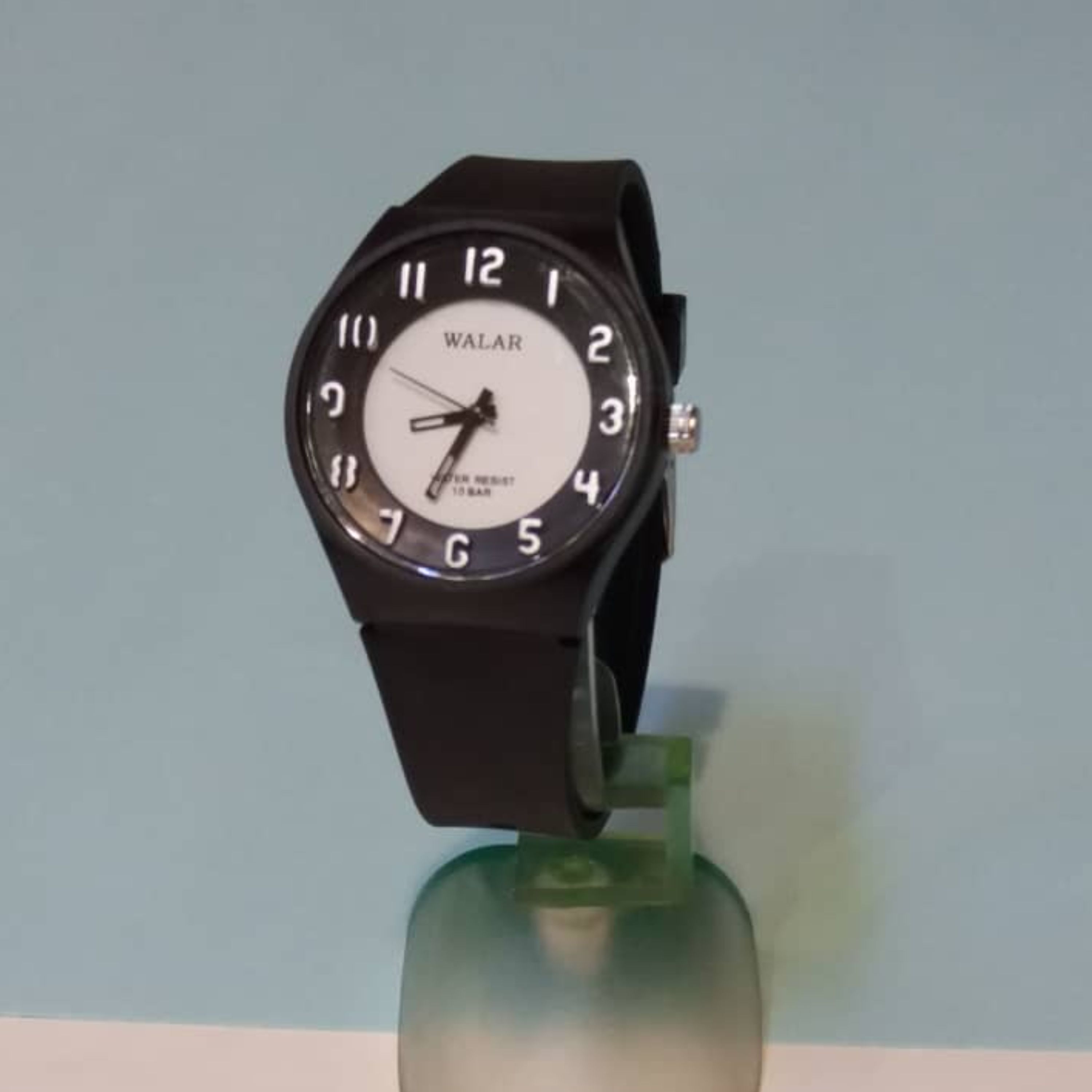 ساعت مچی مارک والار عدددار با صفحه سفید و خوانا  پیشنهاد ما برای هدیه به نوجوانان