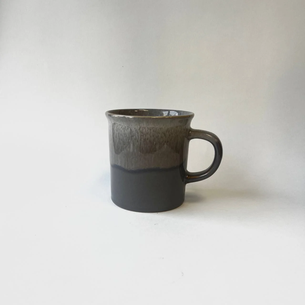 ماگ دورنگ سرامیکی ابری سبز طوسی