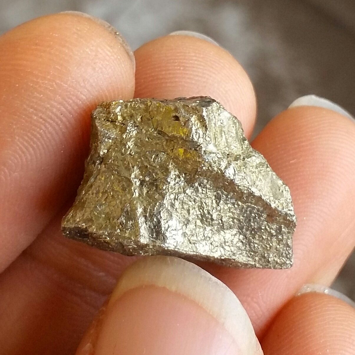 سنگ راف پیریت طلایی حبه شده ملقب به سنگ طلا روی بستر 100 در 100 طبیعی شاهکار خلقت
بی نظیر
کد 10448