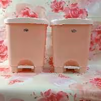 سطل زباله کوچک پدالی، سایز حمام و دستشوی، رنگ صورتی پاستیلی، ارتفاع 22 طول 18
