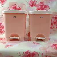 سطل زباله کوچک پدالی، سایز حمام و دستشوی، رنگ صورتی پاستیلی، ارتفاع 22 طول 18