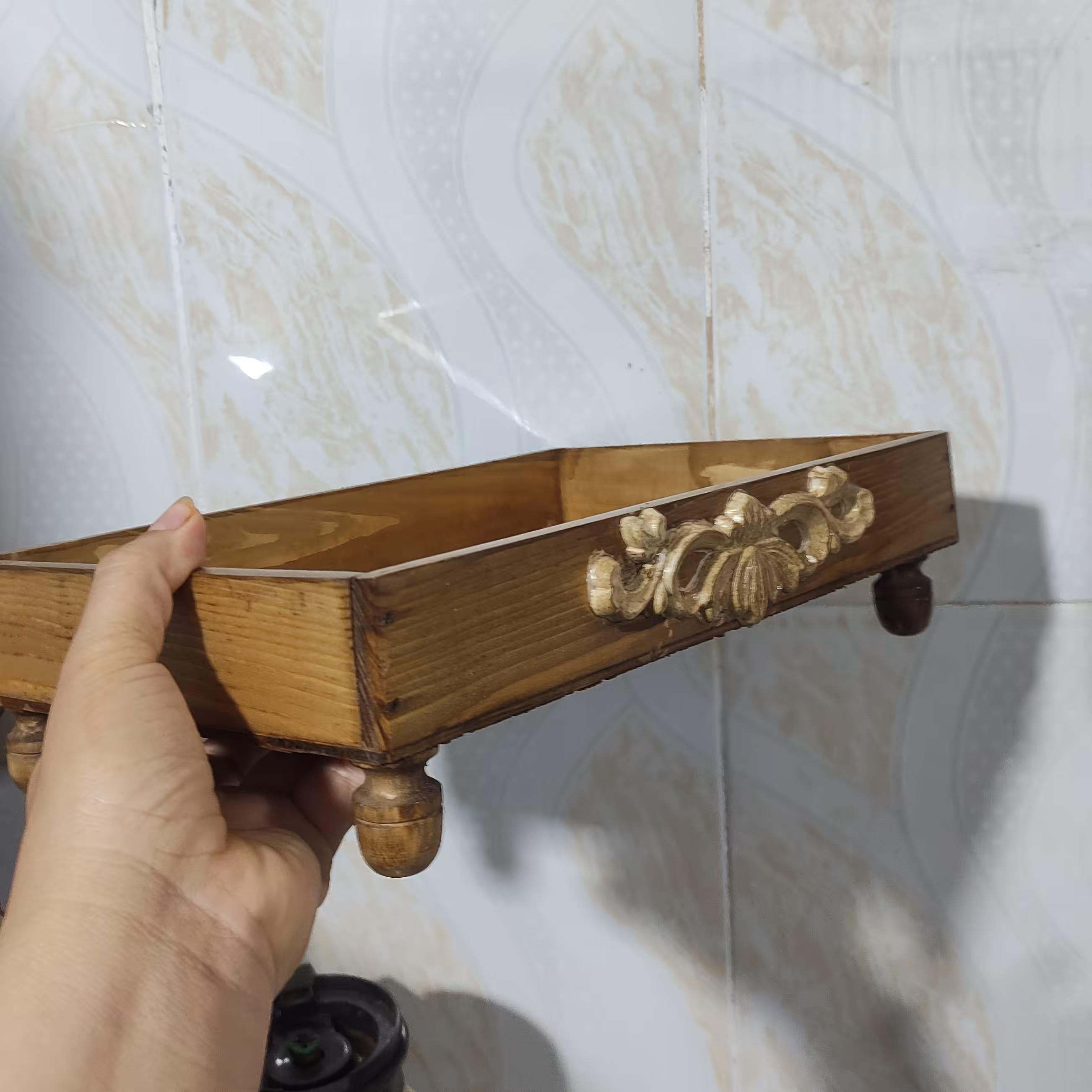 رایزر  پایه دار با طرح منبت  رنگ گردویی چوب روس  با ابعاد 20 در 30