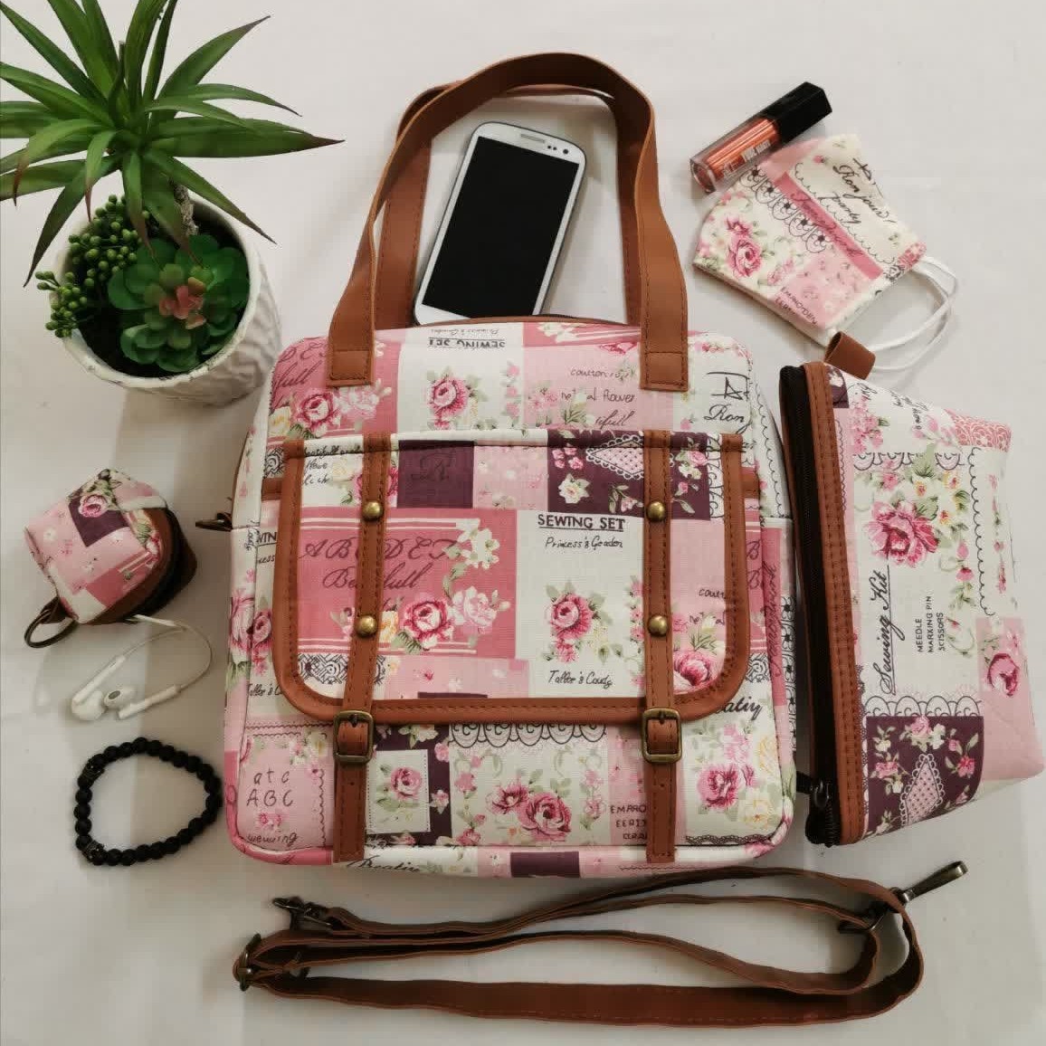  کیف دوشی زنانه کیف ارایشی جاهندزفری و  کش مو