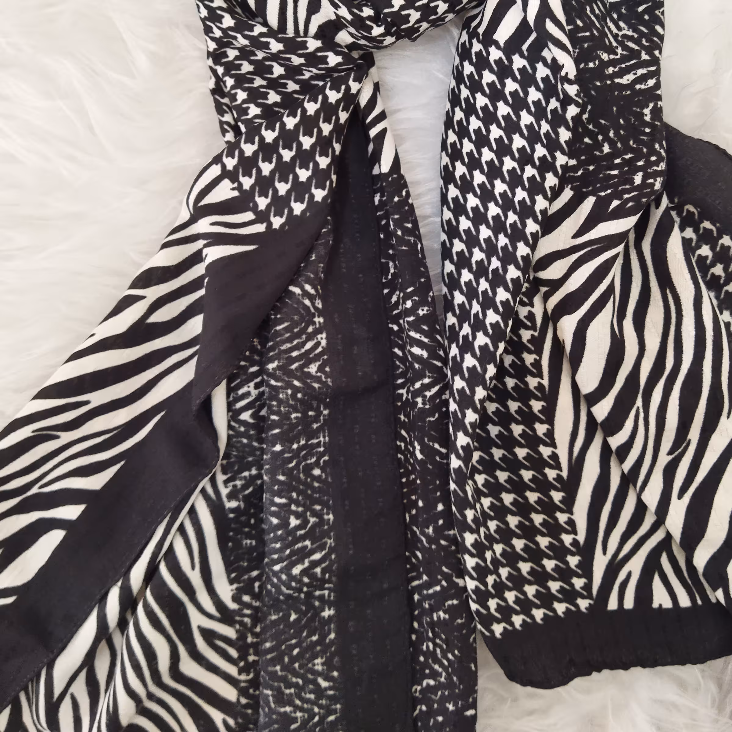 شال سفید مشکی