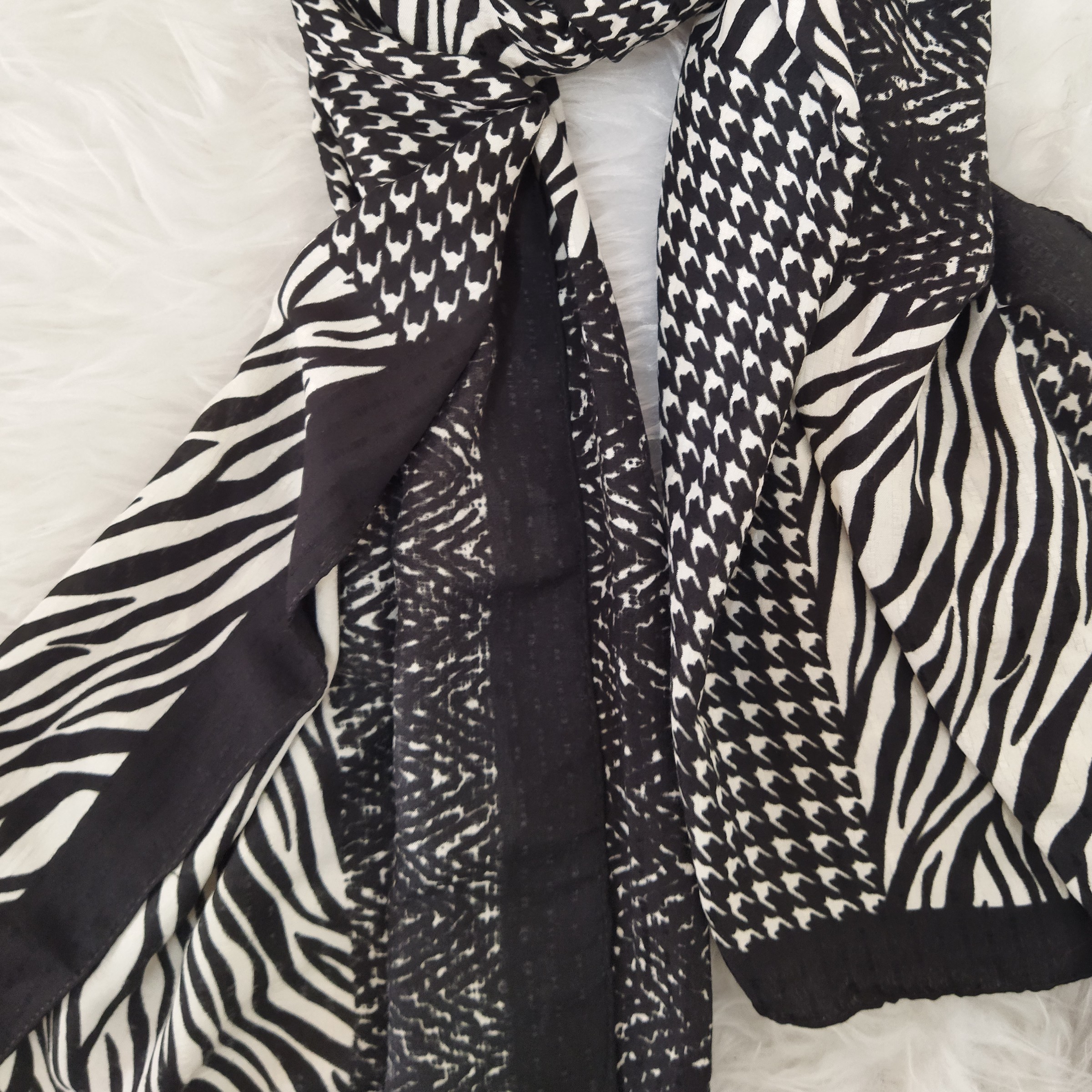 شال سفید مشکی